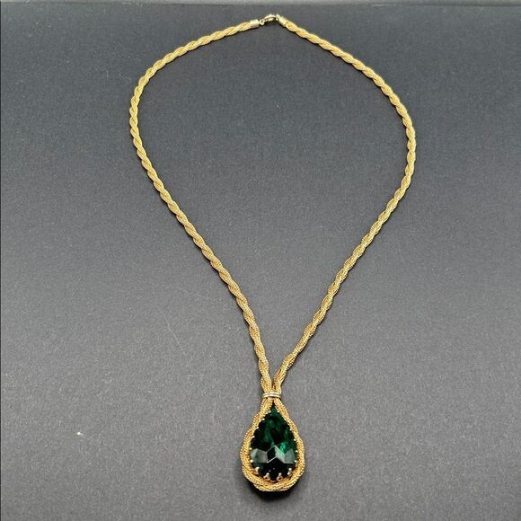 VTG 1970s Gold Tone Twisted Mesh Necklace with Green Faceted Glass Pendant - Picture 7 of 8